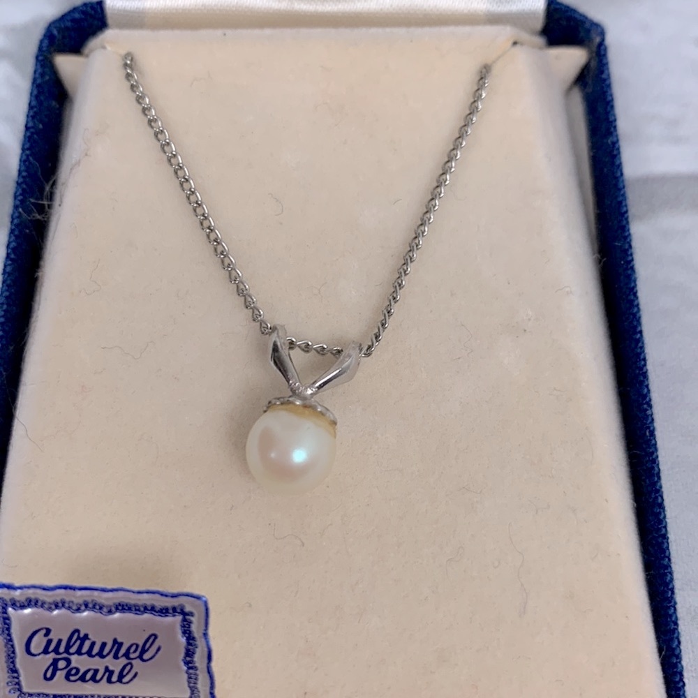 Vintage Cultured Pearl Silver Necklace 18” length New in velvet box